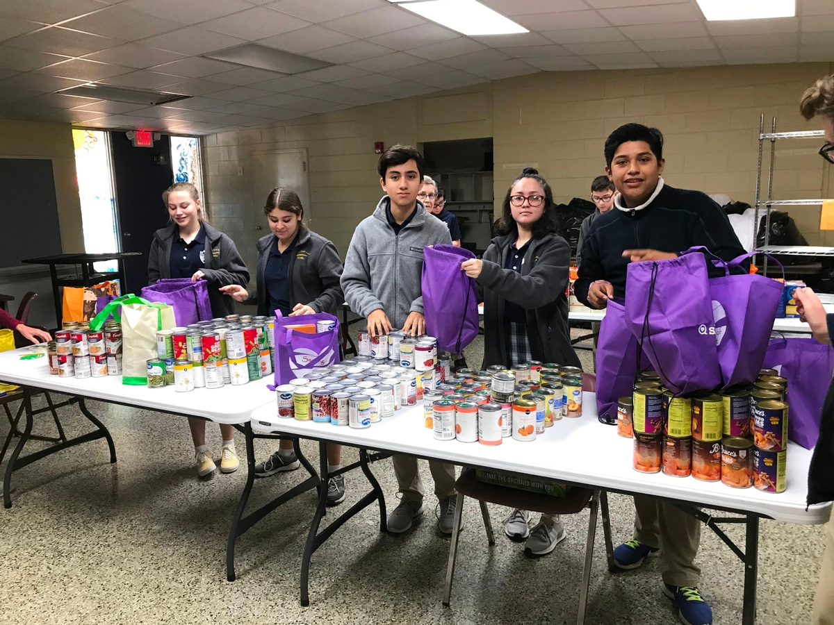 SJCS Students Prepare Thanksgiving Meals to Deliver in the Community